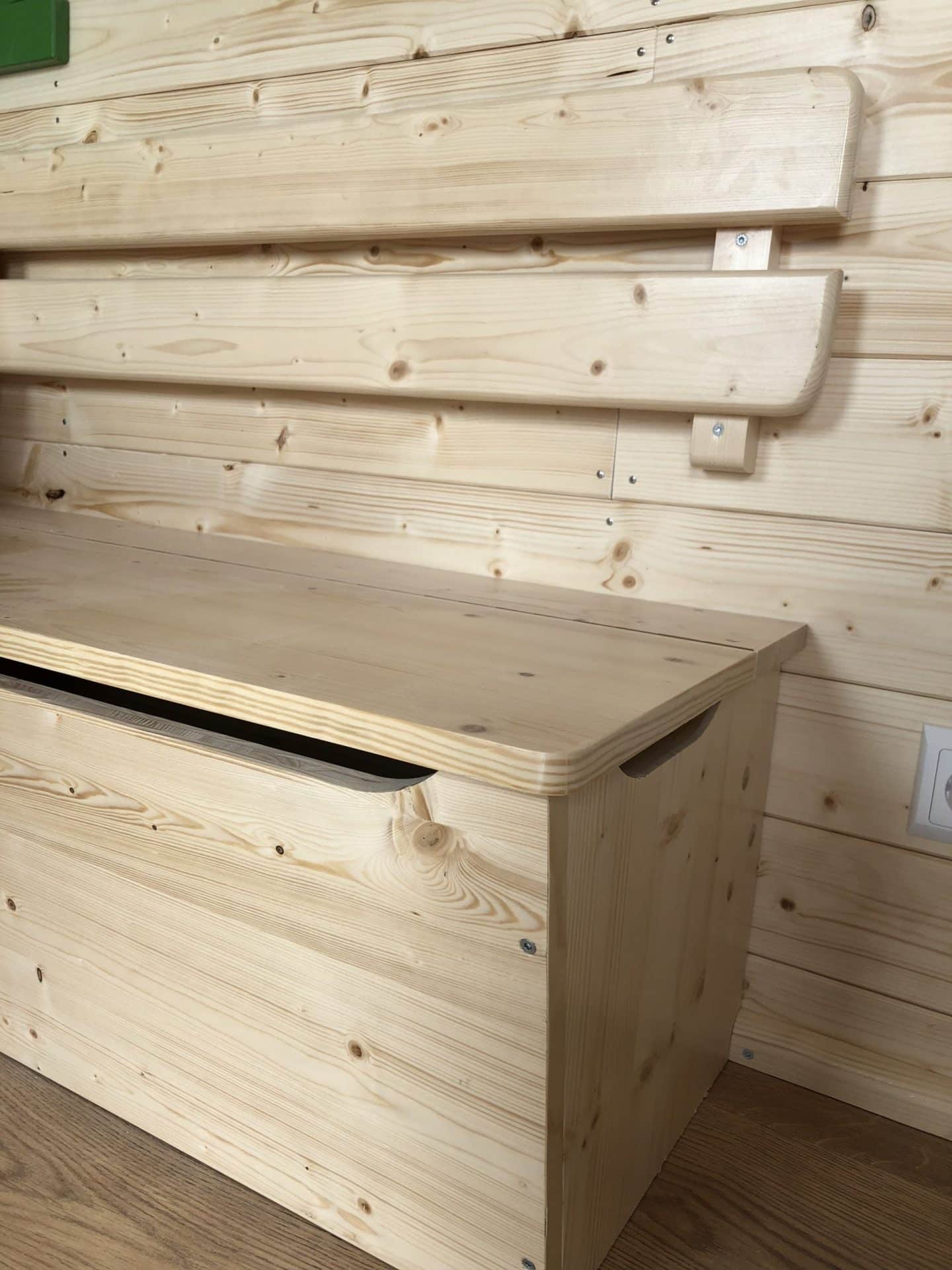 Sitzbank mit Rückenlehne, Stauraum und Fingerklemmschutz im NAWALO Waldkindergartenwagen