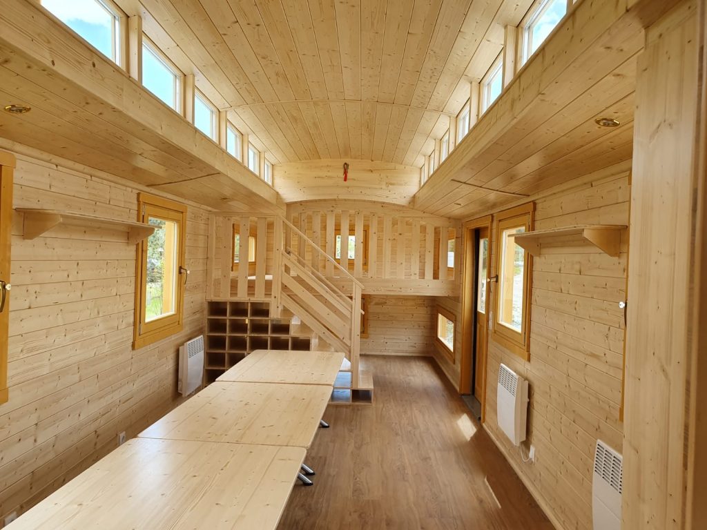 Ein Waldkindergartenwagen von NAWALO mit Oberlicht von Innen.