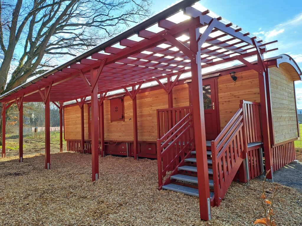 Großer Waldkindergartenwagen von NAWALO mit Anbauterrasse