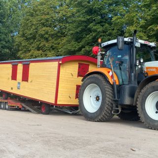 Anlieferung eines Waldkindergartenwagen von NAWALO.
