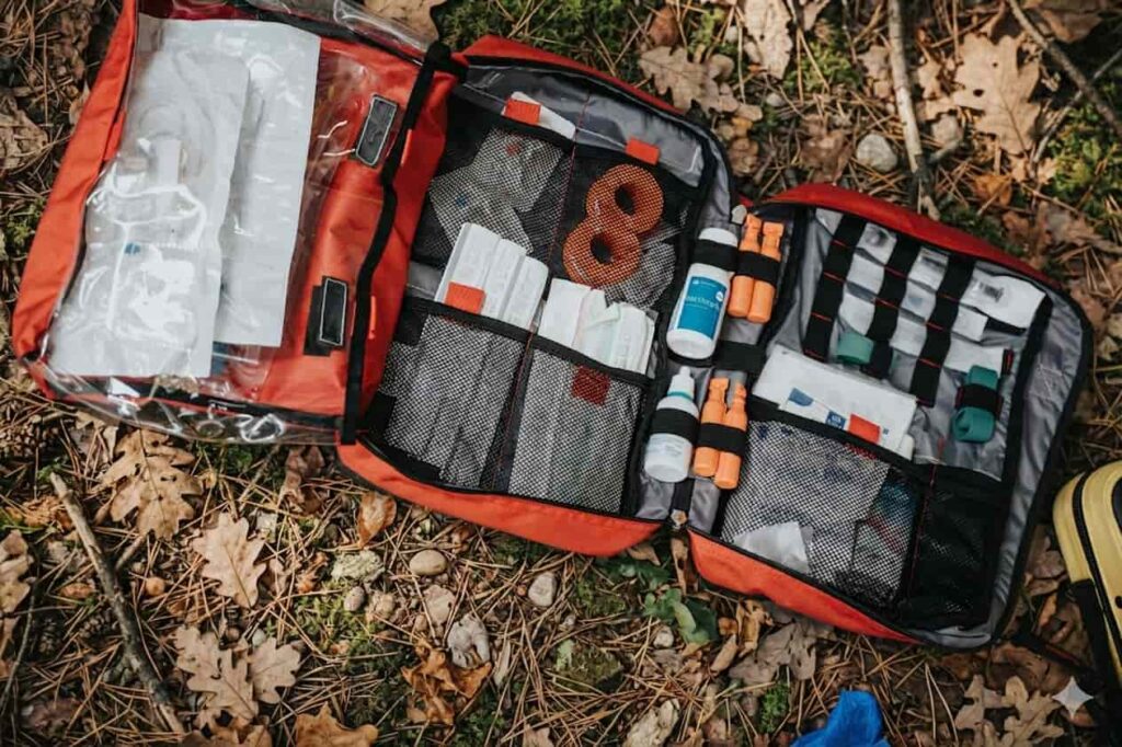 Ein Erste-Hilfe-Set liegt auf dem Waldboden.