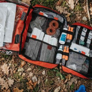 Ein Erste-Hilfe-Set liegt auf dem Waldboden.