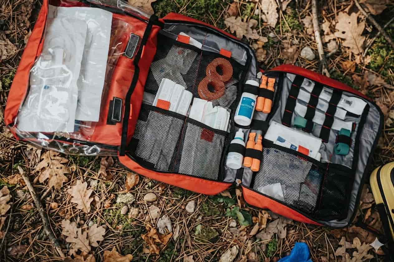 Ein Erste-Hilfe-Set liegt auf dem Waldboden.