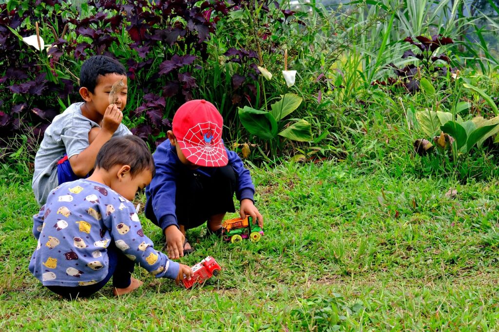Kinder spielen auf einer Wiese.
