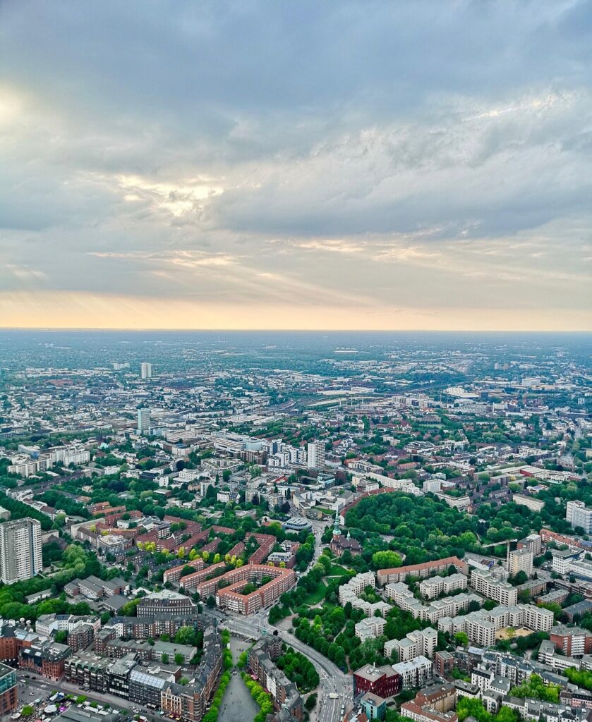 Blick von oben auf die Stadt Hamburg.