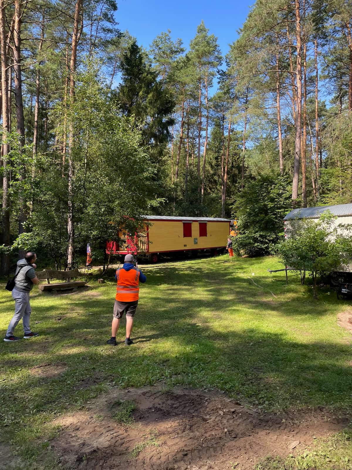 NAWALO Waldkindergartenwagen bei der Anlieferung in Jesteburg auf dem Tieflader