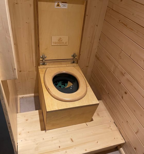 NAWALO Waldkindergartenwagen: Bio Trenntoilette mit klappbaren Podest (2)
