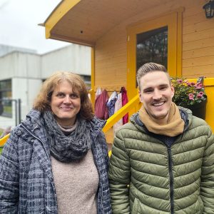 Nicole Funke-Wydra und ein Kollege der St. Augustinus Kindergarten GmbH in Gelsenkirchen vor ihrem NAWALO Wagen