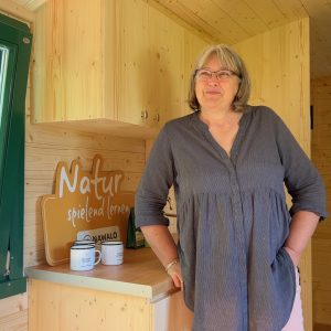 Susanne König vom Kinderschutzbund Lübeck im NAWALO Waldkindergartenwagen